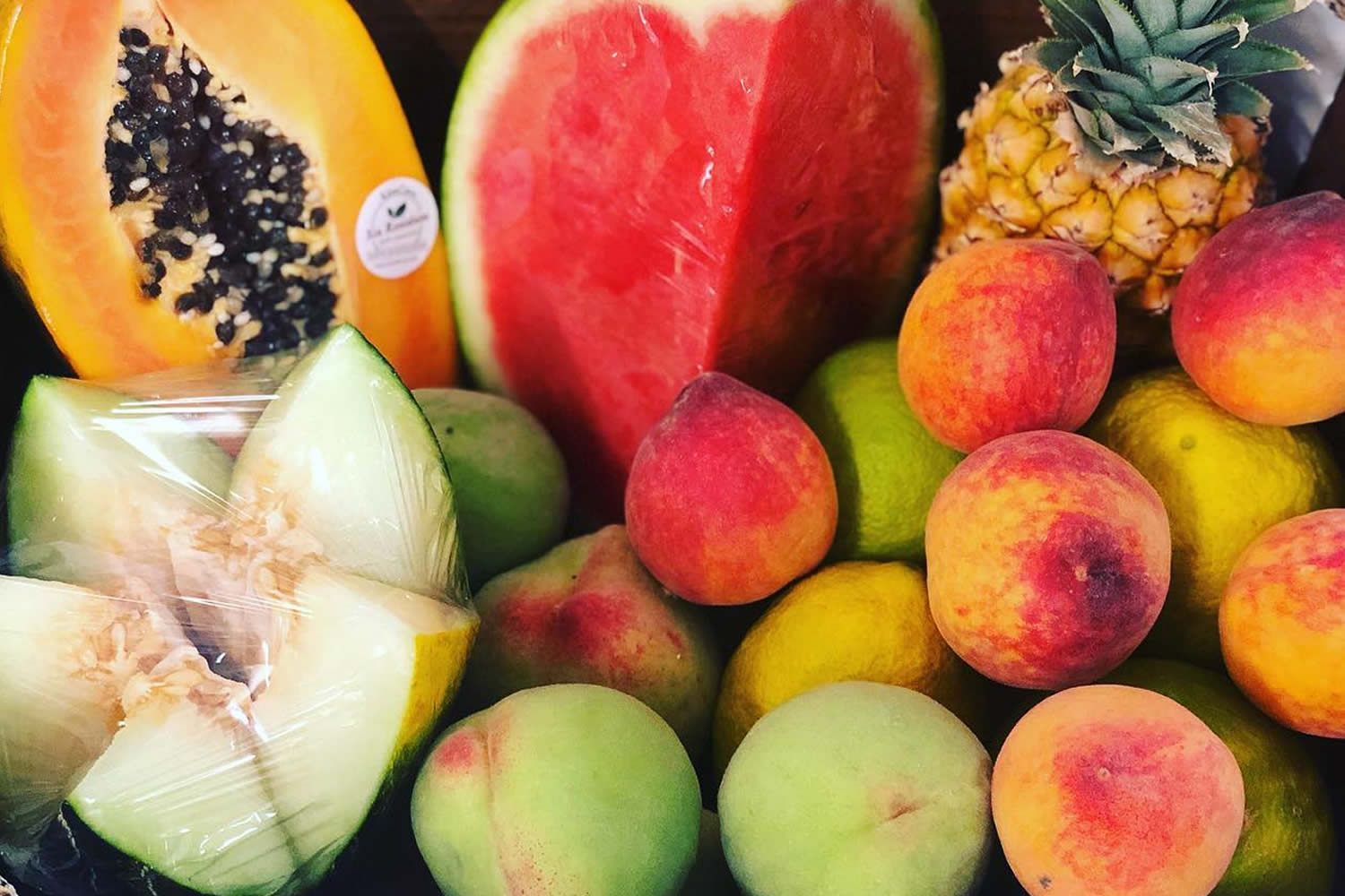 Bazar Frutería La Diana en Agaete, supermarket, fruits, avocado, watermelon, bananas, apples, mango